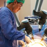 Un chirurgien opère grâce à des machines
