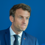 Emmanuel Macron réfléchit