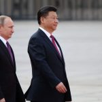Xi Jinping (Chine) et Vladimir Poutine (Russie) marchent côte à côte