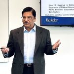 Le professeur Vinod Aggarwal présente ses recherches devant le public réuni à SKEMA.